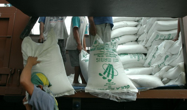 Sejumlah pekerja melakukan bongkar muat gula rafinasi di salah satu gudang didaerah Pasirkaliki, Bandung, Jawa Barat, Rabu (25/11). Pemerintah Indonesia kembali mengimpor gula rafinasi (raw sugar) sebanyak 180 ribu ton. Ke