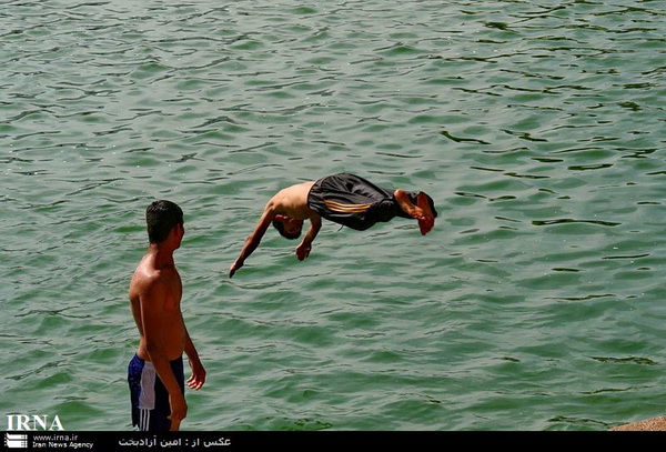 تفریح بچه های خرم آبادی با شنا در دریاچه ی کیو (۱)