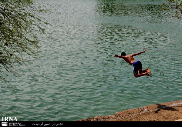 تفریح بچه های خرم آبادی با شنا در دریاچه ی کیو (۲)