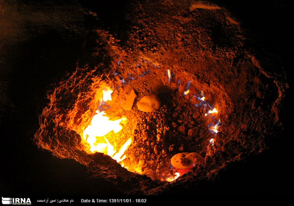 گزارش تصویری / خروج شعله های آتش از دل زمین و چاه های آب در روستای ˈچم کبودعلیا در کوهدشت