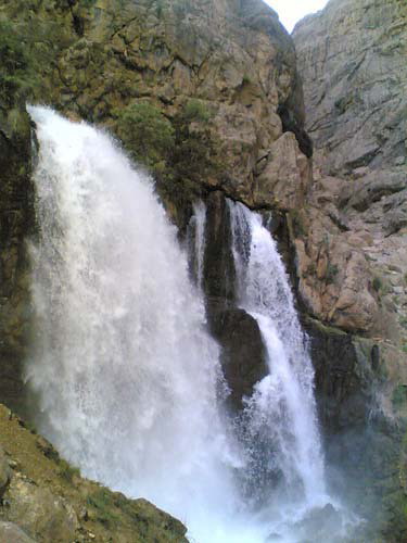آبشار چکان یکی از عجایب طبیعت لرستان است