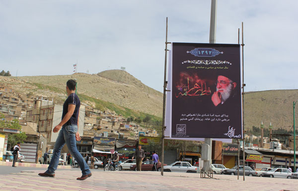 گزارش تصویری / نصب بنرهای ایام فاطمیه توسط سازمان میراث فرهنگی لرستان در سطح شهر خرم آباد