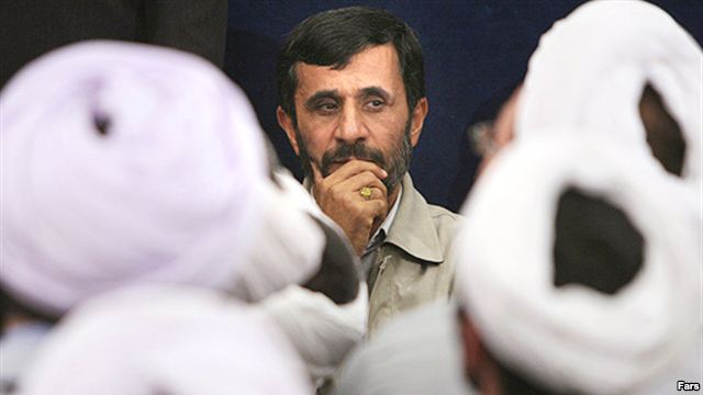 چرا احمدی‌نژاد از تهران بیرون نمی‌رود؟