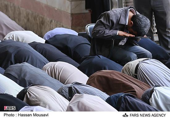 عکس: احمدی نژاد نشسته نماز خواند!