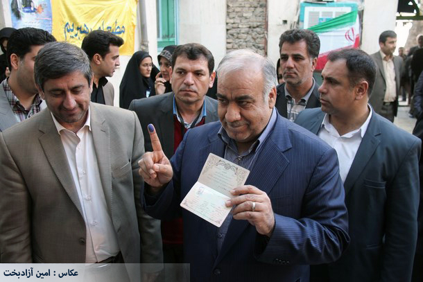 تصاویر حضور استاندار و معاون سیاسی در ساعت اولیه اخذ رای در شعبه مسجد علوی خرم آباد