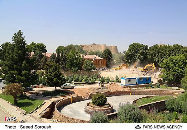 گزارش تصویری / عملیات تخریب و افزایش حریم قلعه فلک الافلاک در خرم آباد