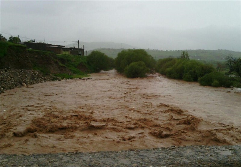 قطع ارتباط ۵۰ روستای شهرستان کوهدشت در اثر سیل