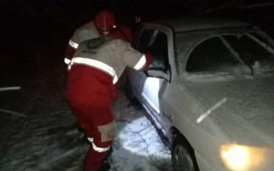 امدادرسانی به ۴٠ خودرو گرفتار در برف و کولاک گردنه «گاماسیاب»