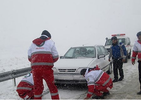 امدادرسانی به گرفتارشدگان در برف لرستان